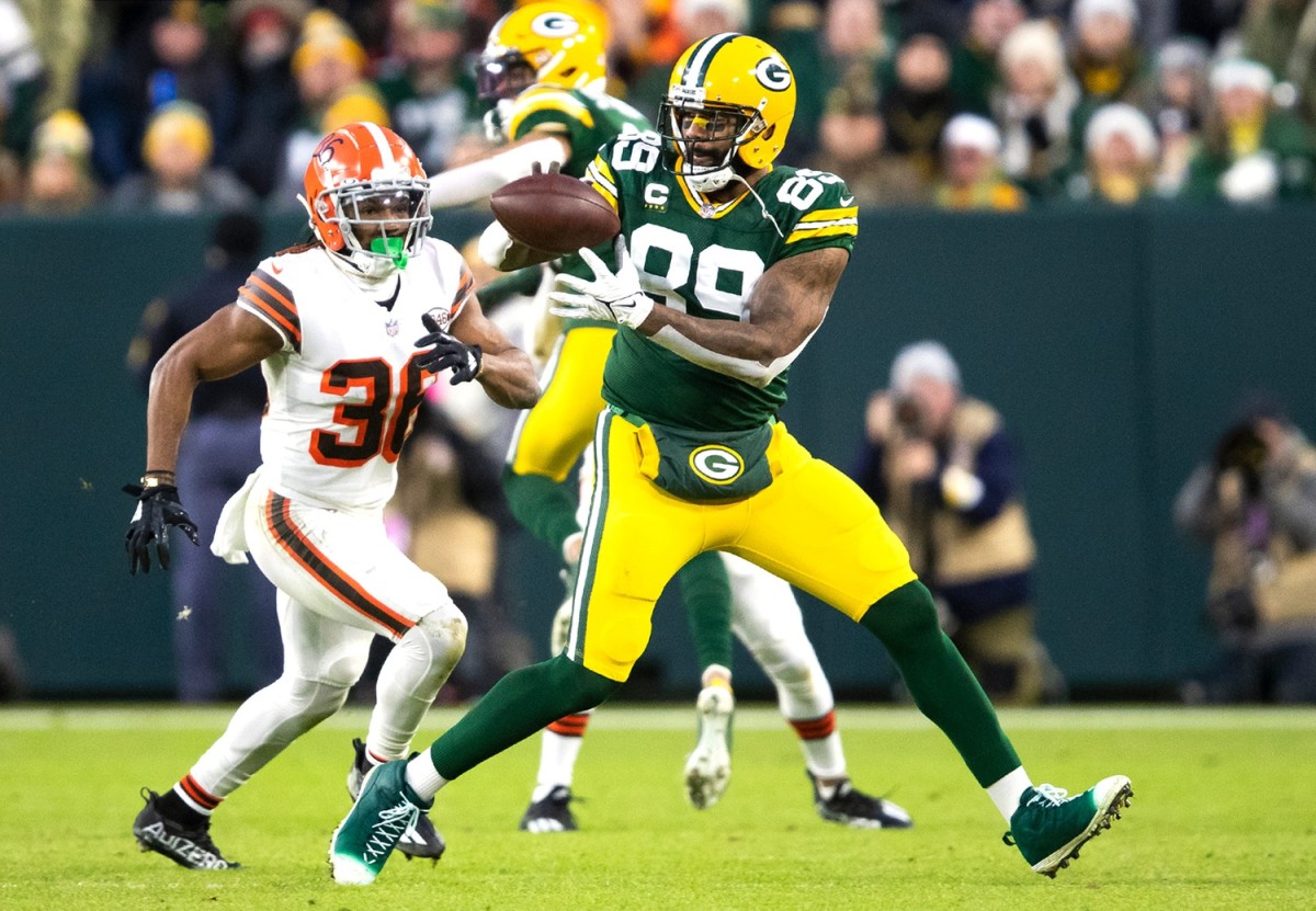 Green Bay Packers tight end Marcedes Lewis (89) catches a pass against Cleveland Browns cornerback M.J. Stewart (36) in the second quarter during their football game Saturday, December 25, 2021, at Lambeau Field in Green Bay, Wis. Samantha Madar/USA TODAY NETWORK-Wisconsin Gpg Packers Vs Browns 12252021 0016